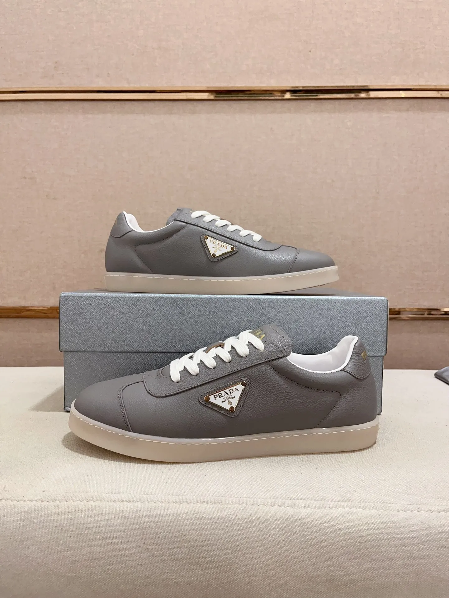 Men's Men's Shoes 💰 500💰 ✔️✔️✔️Higher version High-quality new PRADA (Prada) counters are launched simultaneously. The new men's shoes and 😘fabrics are made of high-tech glue-making technology. Lining: Full cowhide lining. 👍🏿 High-end ☄️ air-cushion molded anti-slip rubber outsole, exquisite lines, simple and elegant, comfortable and high-end for leisure travel. Code number: 38 to 44 (45 can be customized and cannot be returned or exchanged)
